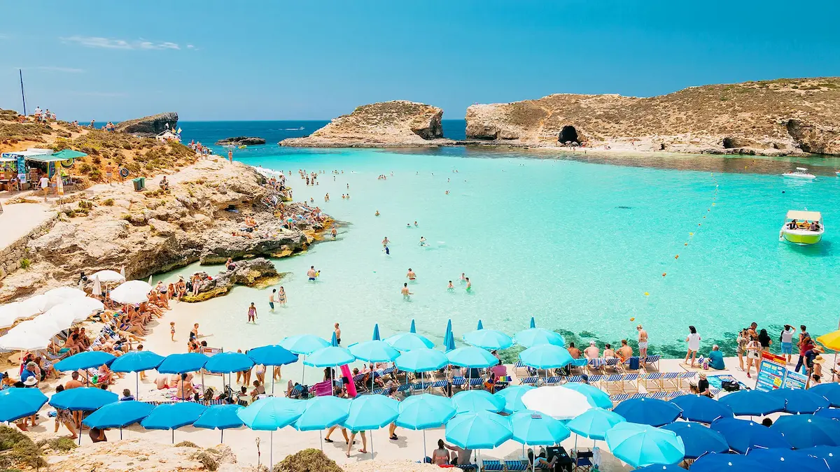 malta da bir sahili gösteren görsel
