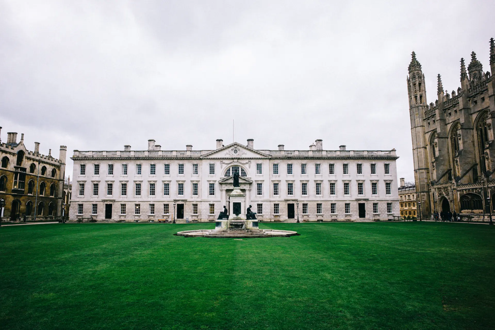 İngiltere'de Üniversite Okumak Avantajları ve Zorlukları